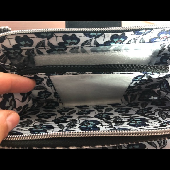 Vera Bradley Wristlet w: Tons of Pockets/Space ! - Picture 4 of 12